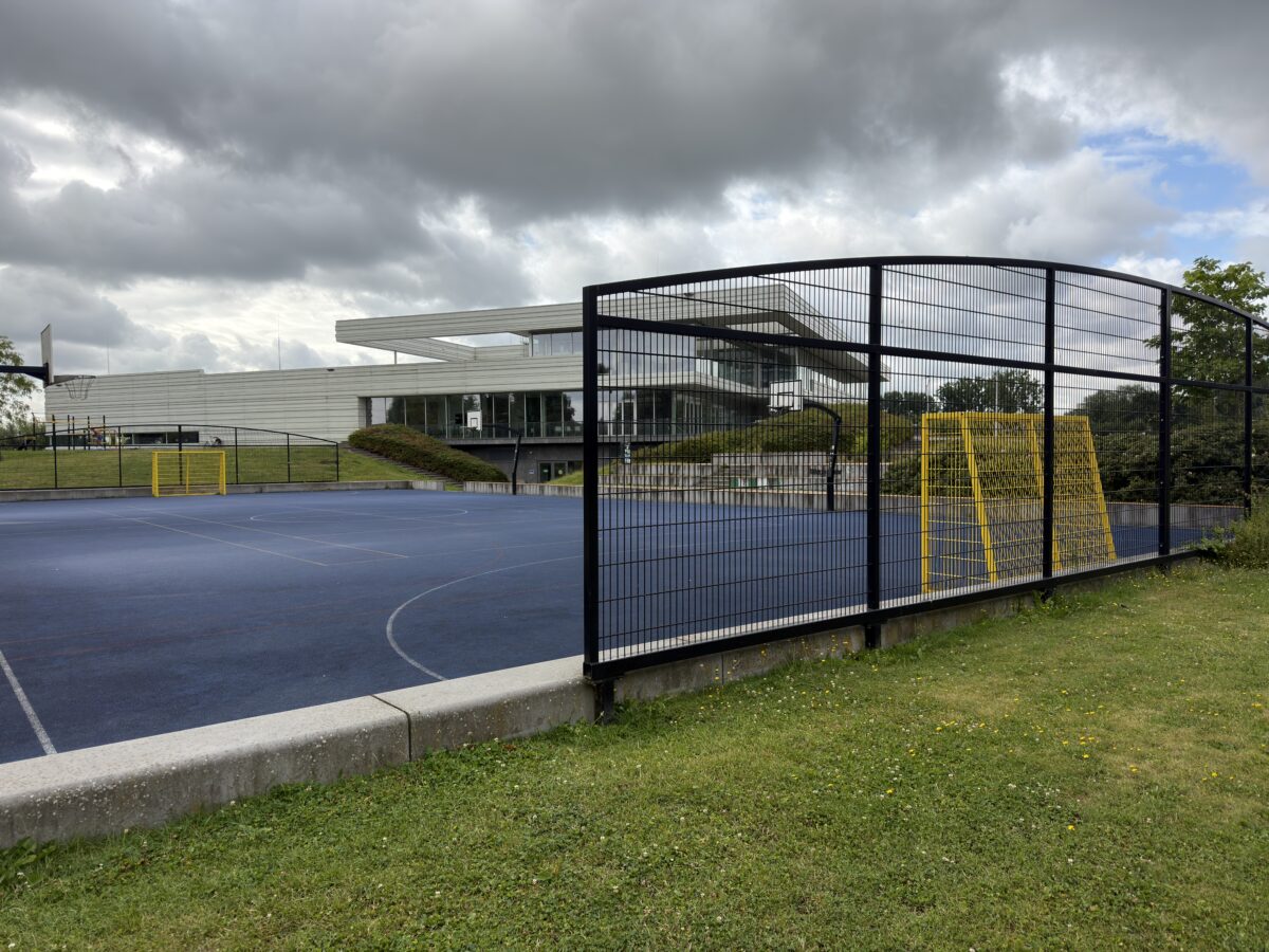Ballenvangers en voetbaldoelen bij de Euroborg: sinds 2019 nog altijd in topconditie 1 Zwart gecoate ballenvanger met geel TRD300 voetbaldoel van 3 × 2 meter